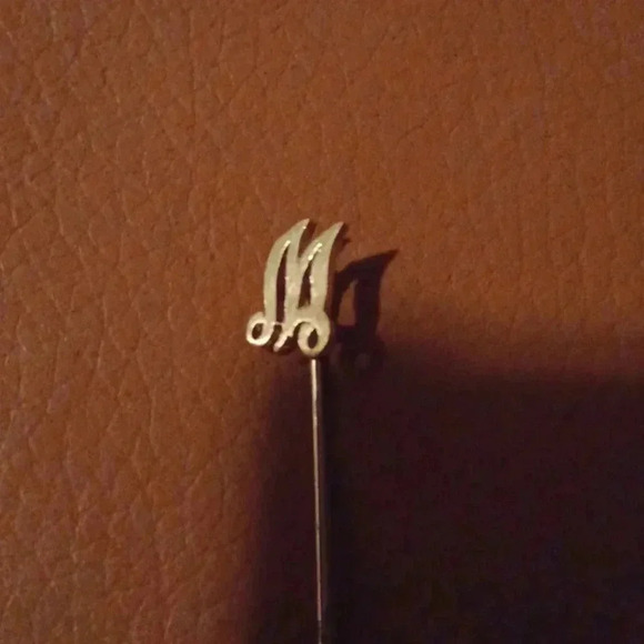 🌹Gold plated pin tie with letter "M" - Picture 3 of 4